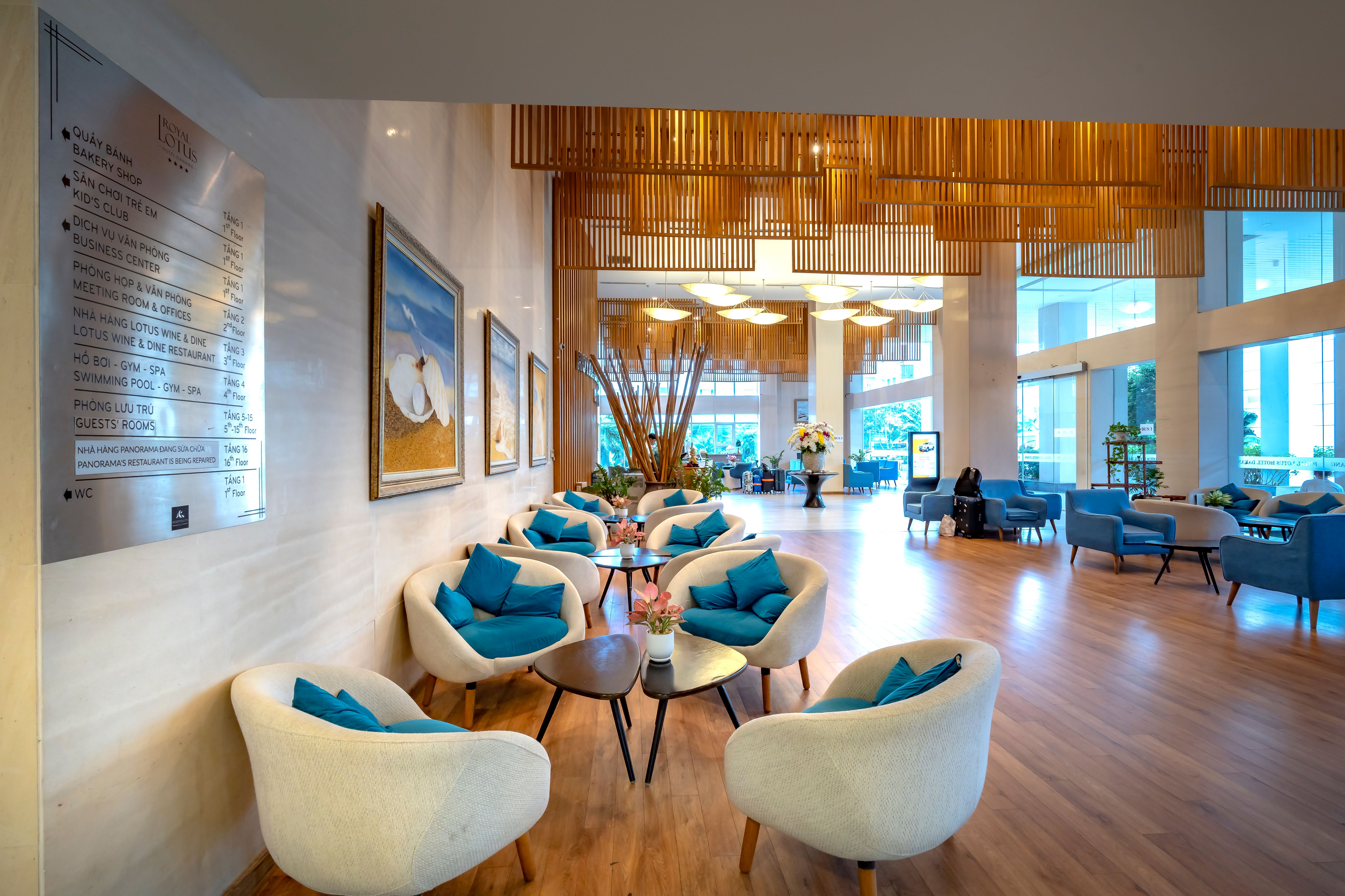 Lobby lounge